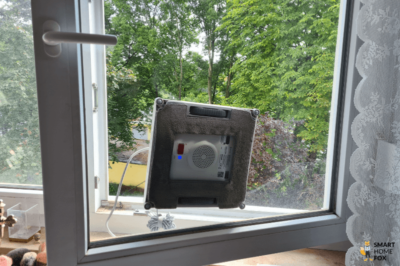 Der Ecovacs Winbot W1 Pro reinigt ein mittelgroßes Fenster im Schlafzimmer